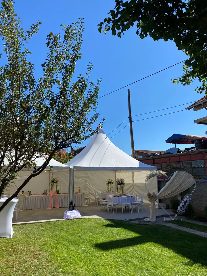 Pagoda šatori sa stolovima u dvorištu