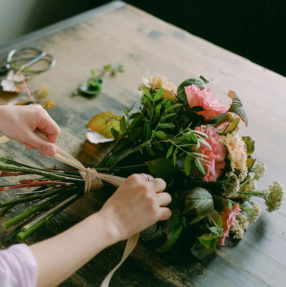 Tim iskusnih dekoratera, florista i tehničara