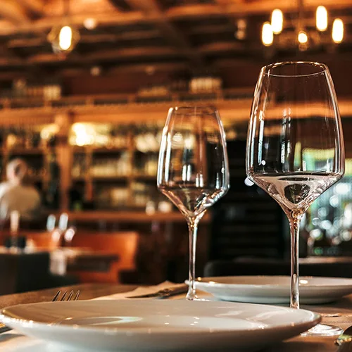 Čaše, posuđe i oprema za serviranje hrane